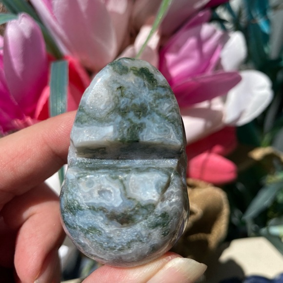 Small Moss Agate & Quartz Skull - Picture 8 of 13